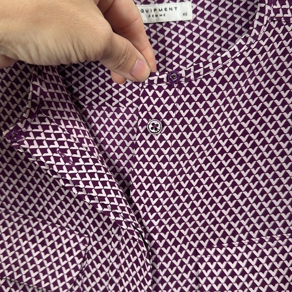 Equipment Femme Lynn geo print purple button down 100% silk top size xs. - Picture 12 of 12